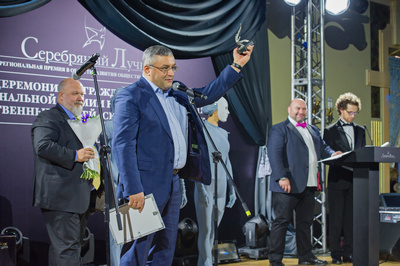    /><br /></strong></p>
<p>Участники объединения на общественных началах меняют
восприятие Кирова как &laquo;серого&raquo;, промышленного города, превращая неказистые
здания в арт-объекты. Статуэтку &laquo;Серебряного Лучника&raquo; и диплом вручал президент
агентства &laquo;КРОС&raquo;, председатель Ассоциации компаний консультантов в области
общественных связей (АКОС) Сергей Зверев.</p>
<p>&nbsp;</p>
<p><strong>Номинация
&laquo;Персона&raquo; </strong></p>
<p><strong>Лауреат</strong></p>
<p><strong>Андрей Шаронов,
президент Московской школы управления &laquo;Сколково&raquo;</strong></p>
<p><strong><IMG class=