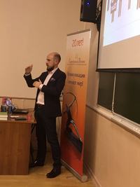    />Кирилл Алявдин прочитал лекцию на тему: &laquo;Коммуникационная кампания по
запуску сети оператора мобильной связи Tele2 в московском регионе: ключевые
вызовы&raquo; и ответил на вопросы студентов</p>
<p>Слушателей заинтересовали особенности построения коммуникаций нового для
московского региона оператора мобильной связи. Выяснилось, что многие москвичи
считали Tele2 &laquo;малоизвестным региональным оператором&raquo;, не смотря на то, что в некоторых
регионах компания имеет до 50% рынка.&nbsp;И с этим коммуникационным вызовом
компании предстояло справиться и успешно выйти на новый рынок.</p>
<p>Tele2 имел ряд сильных
положительных качеств бренда и потребительских характеристик, которые должны
были помочь запуску в Москве: разумное соотношение цены и качества, простота и
честность, бунтарство и нестандартный подход к решению задач. Все это, так или
иначе, прослеживалось во всех ключевых сообщениях кампании.&nbsp;</p>
<p>Помимо бизнес-задач Tele2 необходимо было найти решение некоторым коммуникационным
задачам, которыми спикер поделился со студентами:</p>
<p>1. Скорость. Информационное поле перенасыщено настолько, что человек уже не
успевает следить за всеми новостями, что происходят вокруг него и в мире.
Сейчас пришло время коротких заголовков и текстов, к тому же люди все меньше
читают, а для получения информации всё больше используют визуальные форматы.&nbsp;</p>
<p>2. Потеря информации. Сообщения, транслируемые общественности, на первый
взгляд могут быть безобидными, однако их интерпретация людьми может быть
разнообразна.&nbsp;</p>
<IMG class=