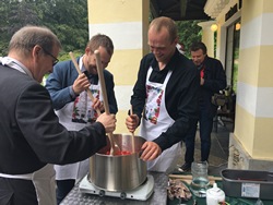    /></p>
<p>Марианске Лазне всегда пользовались популярностью у русских туристов. В разное время здесь отдыхали и лечились М.П. Погодин, А.Г. Рубинштейн, Ф.И. Шаляпин, Л.В. Собинов, И.М. Москвин и многие другие. К концу 19 века Мариенбад (немецкий вариант названия курорта) так обрусел, что здесь появляется&nbsp;Русская улица&nbsp;и православный храм святого Владимира. &nbsp;Марианске Лазне всегда были излюбленным местом русских писателей. Они приезжали сюда не только лечиться и отдыхать, но и в поисках вдохновения. Возможно, что в качестве секрета вдохновения выступали хорошенькие чешские девушки, но история об этом умалчивает. Зато доподлинно известно, что Иван Гончаров почти закончил в Марианске Лазне роман &laquo;Обломов&raquo;, который не мог написать 10 лет, а Николай Гоголь написал здесь повесть &laquo;Шинель&raquo;. Здесь часто бывали Иван Тургенев, Николай Лесков, Петр Вяземский, Максим Горький.</p>
<p>
</p>
<p><IMG class=