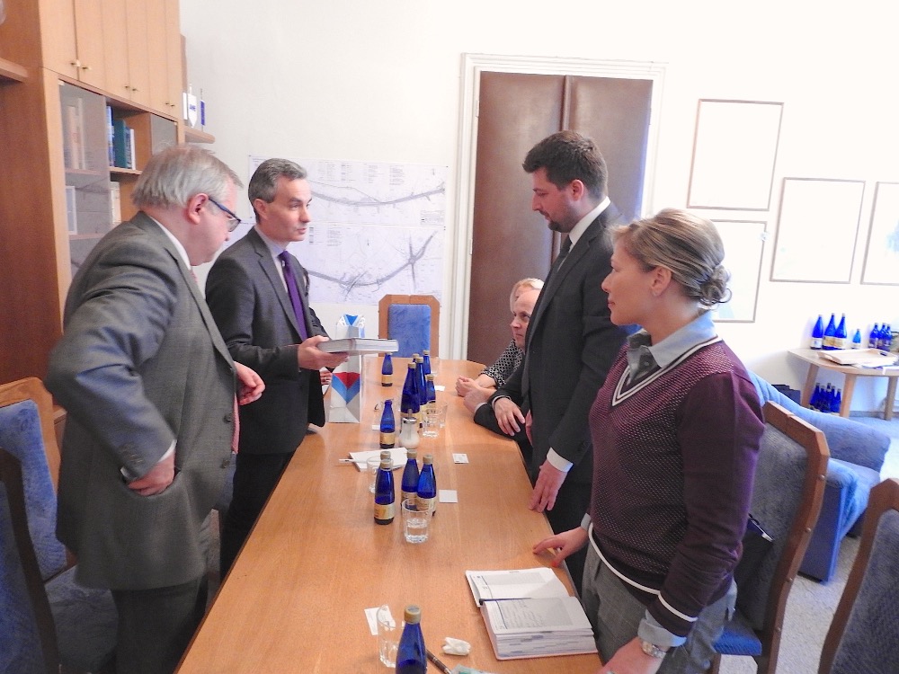    /><br  /></p>
<p><span >Были
 затронуты вопросы, связанные с развитием туризма в городе, привлечением
 инвестиций, взаимоотношениями между Марианске Лазне и городом &ndash; 
побратимом Нижним Тагилом. Участники переговоров обсудили возможность 
проведения различных конференций и фестивалей.</span></p>
<p><span ><IMG class=