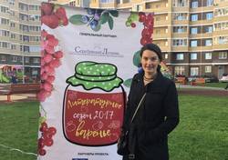    />А вот теперь скажите, можно ли было отказаться от предложения сварить в Пушкино Литературное варенье? Вот мы и не отказались. Тем более, что еще раз предоставилась возможность поработать с компанией &laquo;Инград&raquo;, увидеться с друзьями и еще раз рассказать о традициях русских усадеб и дач, что само по себе необыкновенно. Это состояние души, особого ожидания чего-то степенного. Варили яблочно-сливовое варенье - самое распространенное вреди наших дачников. Не надо забывать, что мы все-таки в дачном местечке были. Дети, мамы, бабушки, а также и мужская половина семей с удовольствием участвовали в конкурсах, играли в давно забытые классики, резиночки, съедобное-несъедобное и штандер. Но при этом регулярно проверяли, не сварилось ли варенье. Пропустить момент дегустации не хотел никто. А когда этот момент настал, то все с удовольствием читали свои любимые стихи, басни, считалки и получали розеточку свежайшего ароматного варенья, которое запивали горячим чаем.&nbsp;</p>
<p>И уходить никто не торопился - ведь не часто можно провести время за чаепитием с соседями, с которыми зачастую только на лестнице или в лифте успеваешь перекинуться парой слов.&nbsp;Да и погода прониклась важностью и весельем нашего мероприятия и к полудню позволила температуре подняться до +17 градусов. А солнце, словно вспомнив разговор с Маяковским, решило &laquo;светить всегда, светить везде&raquo;. Над площадкой веселой компанией летали разноцветные мыльные пузыри, с ними пытались позаигрывать легкие серебристые паутинки. Солнечных зайчиков запускали серебряные буквы на обложке книг &laquo;50 лучших проектов&raquo; &laquo;Серебряного Лучника&raquo;. Наверное, буквы тоже хотели поиграть в догонялки с паутинками и мыльными пузырями, но им пришлось занять свои места, а потом вместе с книгами отправится к тем, кому они теперь будут рассказывать о том, что можно и нужно делать, чтобы общественные связи крепли и развивались.</p>
<p><IMG class=
