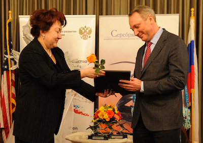    />&nbsp;</strong></p>
<p><em>В Вашингтоне 7-8
ноября 2015 года была организована VI Ежегодная Конференция Russian American
Science Association (RASA-USA). Конференция была посвящена 111-й годовщине со
дня рождения выдающегося российского и американского ученого Георгия Антоновича
Гамова. На Конференции были представлены 14 научных докладов ведущих
русскоговорящих ученых из США и России, представителей самых разных областей
науки, проведены 4 интереснейшие панельные дискуссии на темы участия
русскоговорящей научной диаспоры в развитии науки в России, транснациональной
мобильности ученых, глобального образования, коммерциализации результатов
академических исследований и поддержки молодежи в науке. В Конференции приняли
участие более 160 участников России и США. В дискуссиях приняли участие
представители Национальных институтов здоровья США, Национального научного
фонда США, Национального института стандартов и технологий США, Министерства
экономического развития Российской Федерации, Российских институтов развития,
научных и инвестиционных фондов, ведущих Американских и Российских вузов. В
Конференции приняли участие Министр образования и науки Российской Федерации
Д.В. Ливанов, Посол Российской Федерации в США С.И. Кисляк. На специальной
Гамовской сессии впервые были вручены Премии RASA-USA им. Георгия Гамова.
Конференция впервые была проведена в таком масштабе и на таком высоком уровне и
стала площадкой для встреч и обмена мнениями ученых, администраторов науки,
инноваторов и предпринимателей.<strong></strong></em></p>
<p>&nbsp;</p>
<p><strong>&laquo;Технологии будущего&raquo;</strong><strong></strong></p>
<p><strong>&laquo;КиберЛенинка&raquo; - </strong>Ассоциация ученых и научных организаций по
содействию повышения открытости научных знаний &laquo;Открытая наука&raquo;, директор<strong> </strong>Дмитрий
Семячкин; премию вручал <strong>Александр Ермолаев,</strong> советник по науке, Посольство Российской Федерации в США, г.Вашингтон</p>
<p><IMG class=