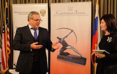    /><br /></em></strong></p>
<p>&laquo;В этом году российская Премия &laquo;Серебряный Лучник&raquo; - США
празднует свой первый международный юбилей - пятилетие со дня учреждения за
пределами России на американском континенте. За столь короткий период
&laquo;Серебряный Лучник&raquo; не только стал узнаваем и приобрел много друзей в США, но и
завоевал доверие, познакомил нас с яркими проектами, которые достойны
международного признания благодаря своей высокой гуманитарной значимости. Премия
&laquo;Серебряный Лучник&raquo; - США - это своего рода &nbsp;индикатор того,&nbsp; что
даже на фоне такой непростой внешнеполитической ситуации российский и
американский народы стремятся лучше узнать и понять друг друга, использовать
максимум возможностей для взаимодействия. Премия способствует распространению
достоверных знаний о России&nbsp; и США, играя существенную консолидирующую
роль, кристаллизует все лучшее, что накоплено практически во всех сферах
двусторонних отношений. &laquo;Победа&raquo; - прекрасный девиз пятилетнего юбилея Премии
&laquo;Серебряный Лучник&raquo;-США, и я желаю всем участникам новых ярких достижений и
побед!&raquo; - отметил в своем приветствии Торговый представитель Российской
Федерации в США <strong>Александр Юрьевич
Стадник.</strong></p>
<p><strong><IMG class=