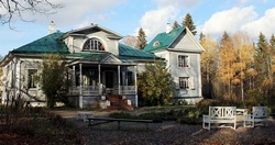    /></p>
<p>Мне очень хочется, чтобы
Всероссийский Блоковский праздник поэзии, который состоится 7 августа в
Шахматово, запомнился встречами - со стихами Блока, со старыми друзьями,
запомнился интересными экскурсиями и, конечно, нашим Литературным вареньем. В
прошлом году шахматовские Осенины&nbsp;
выдались веселыми, солнечными, теплыми, ароматными - пахло пряниками,
бекетовскими булочками, варящимся на огне сливовым и яблочным вареньями.</p>
<p><IMG class=