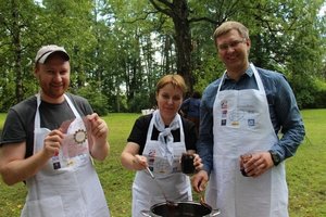    /></p>
<p >Для гостей, приехавших на праздник из
Москвы, Воронежа, Костромы, Нижнего Новгорода и Кинешмы,  сотрудники музея организовали веселую
викторину на лучшее знание произведений русских писателей, в которых
упоминается процесс варки варенья. Главные эрудиты получили сладкие призы. С
детьми и взрослыми аниматоры, среди которых оказалась Снегурочка, провели
веселые игры. Всех желающих научили играть в старинную развивающую игру
